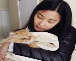 She is a cat lover and has adopted a male cat. She often refers to the cat as her Prince and named him Thomas Gao.